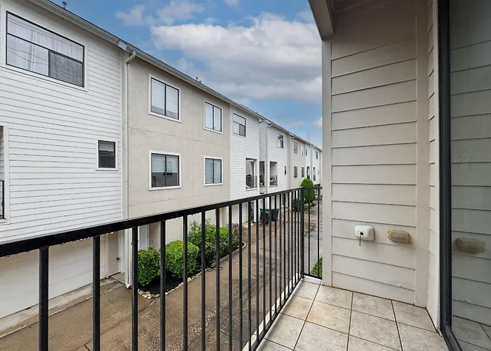 Villa Near Midtown Downtown Games Wifi Balcony Pets Houston