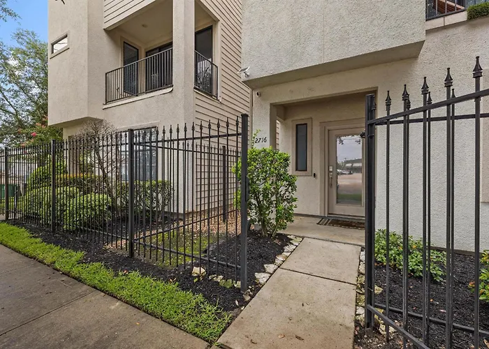 Villa Near Midtown Downtown Games Wifi Balcony Pets Houston