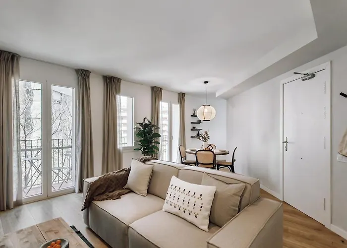 Campro - 3 Bedrooms W/ Balcony In Eixample Esquerra Barcelona