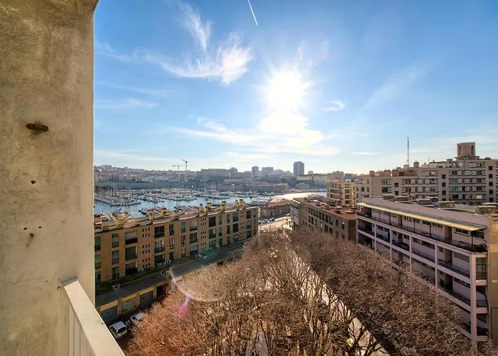 Appartement Tout Equipe 2 A 4 Couchages Au Coeur Du Vieux Port Panier Marseilles