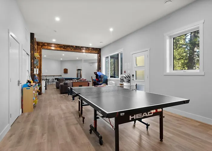 4-Bedroom With Game Room & Hot Tub Fernie