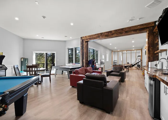 4-Bedroom With Game Room & Hot Tub Fernie