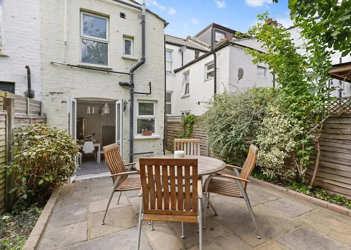 5 Bed House With Garden, Up To 9 Guests, Close To O2 And Greenwich Market London