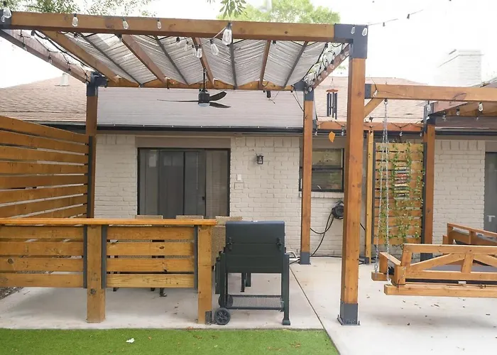Villa Modern Retreat For Families With Games & Outdoor Fun Houston