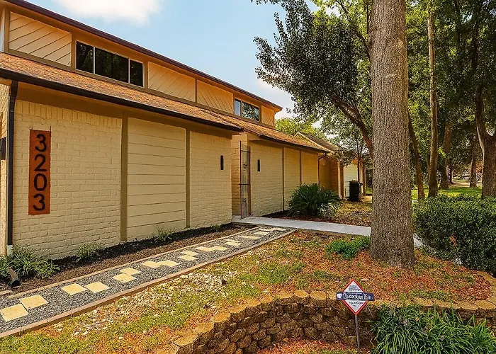 Villa Modern Retreat For Families With Games & Outdoor Fun Houston