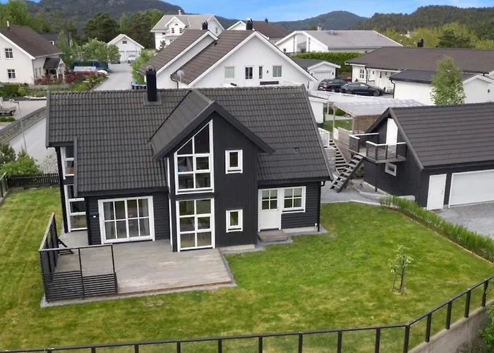 Spacious House In A Quiet Neighborhood Halden