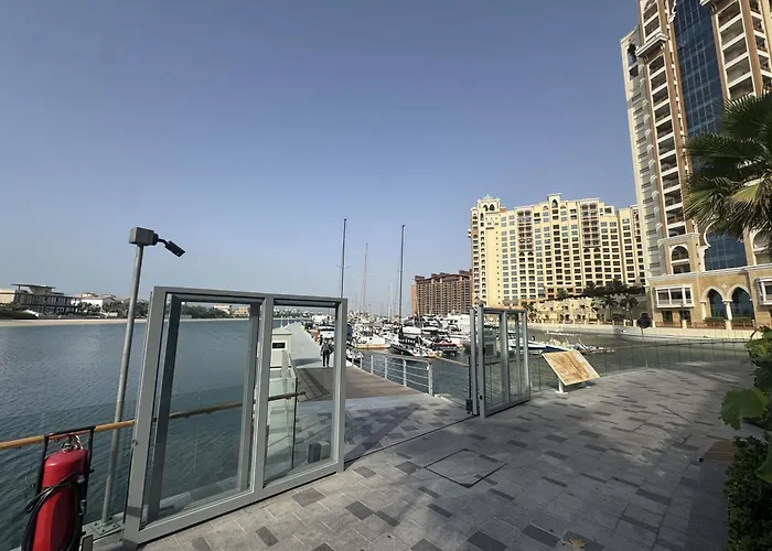 Deluxe Waterfront Unit in Heart Of Dubai Palm Jumeirah