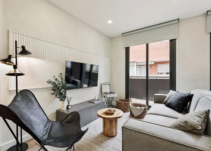 Falco - 2 Bedrooms With Shared Pool In Les Corts Barcelona