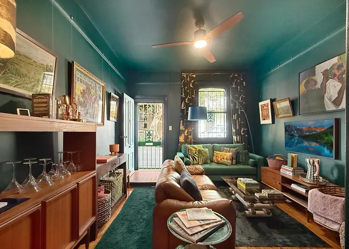 Charming Townhouse Steps From Newcastle Beach
