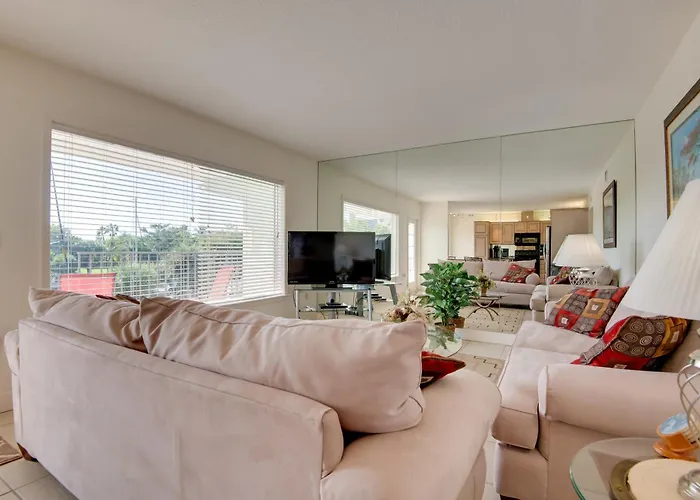 3 Mi To Ocean Riverfront Unit In Vero Beach!