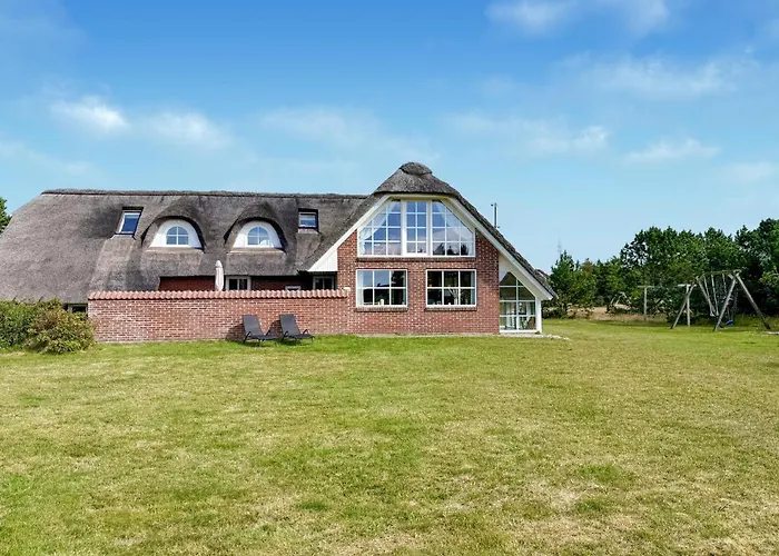 Stunning Home In Blavand With Wifi