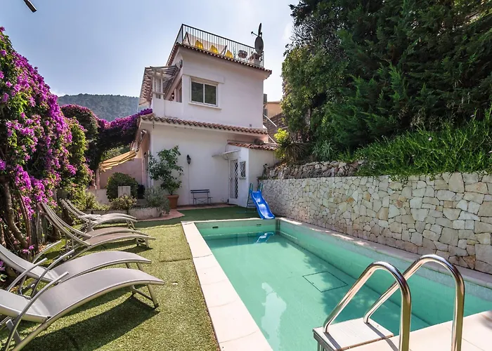 Elegant Seaside Villa In Èze