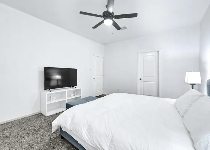 Charming Accommodation In Houston!
