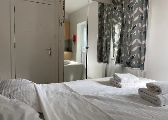 Cosy Studio Room With Your Own Garden In A House London