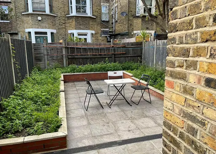 Cosy Studio Room With Your Own Garden In A House London
