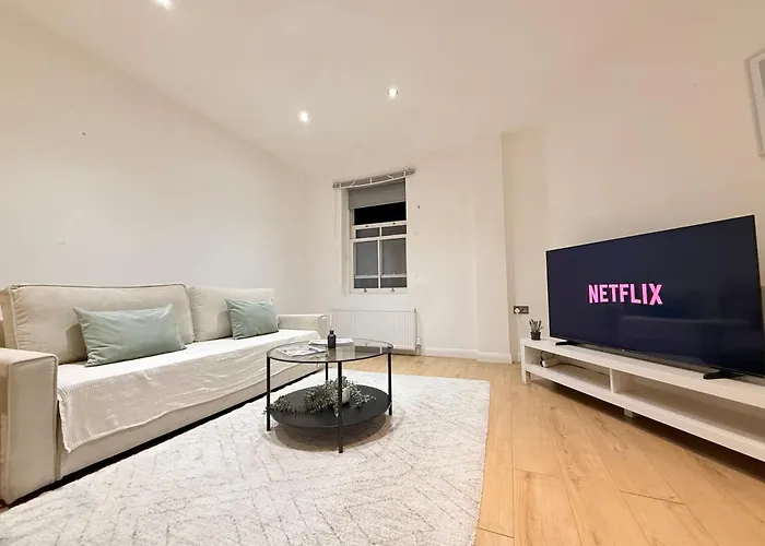 Luxury 2 Bed 2 Bath Apartment In Battersea - Sleeps 6 London