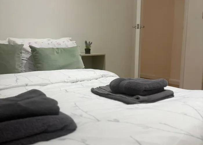 Luxury 2 Bed 2 Bath Apartment In Battersea - Sleeps 6 London