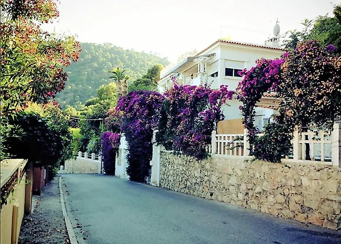 Elegant Seaside Villa In Èze