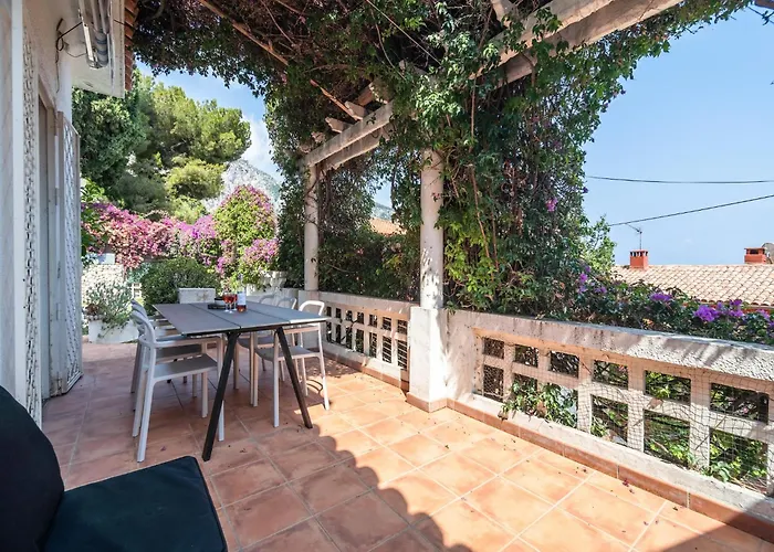 Elegant Seaside Villa In Èze