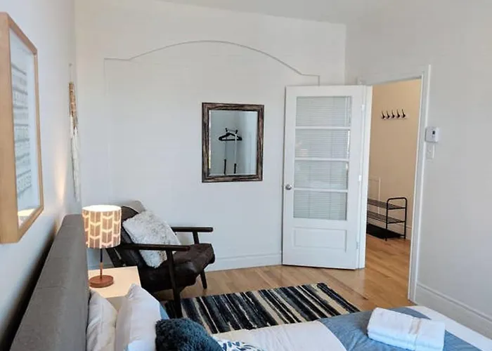 Large 5 Bedroom City Escape With Balcony And Room For 14 Montréal
