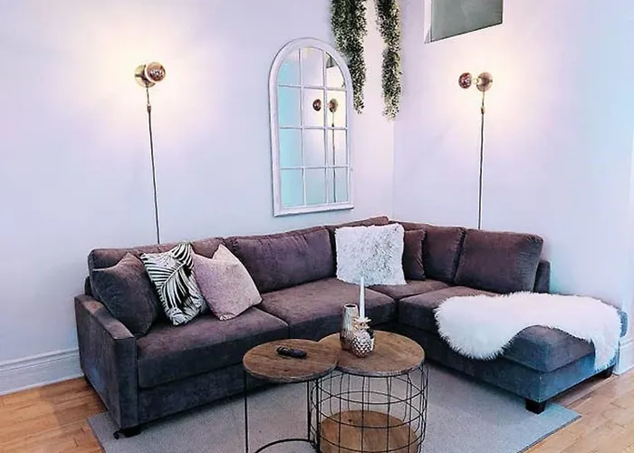 Large 5 Bedroom City Escape With Balcony And Room For 14 Montréal