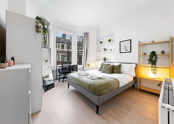 Ferienwohnung Urban Hideaway, Private Garden, 2 Mins To Station London