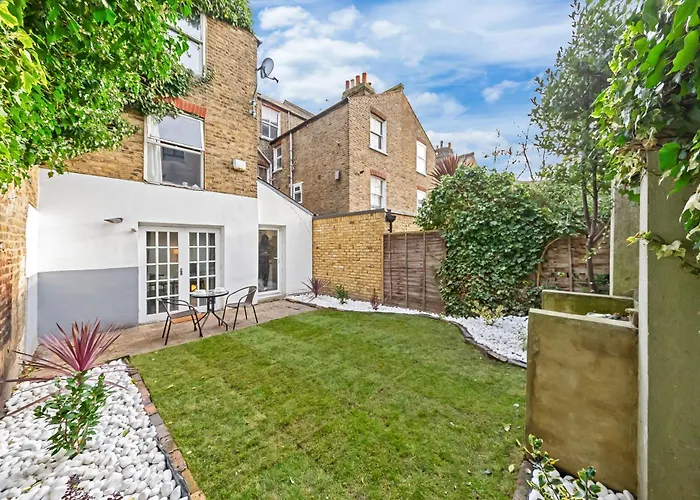 Ferienwohnung Urban Hideaway, Private Garden, 2 Mins To Station London
