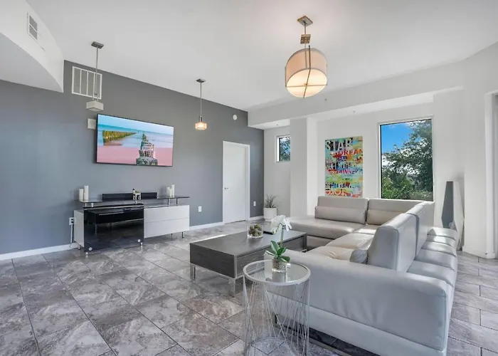 Large Corner 3 Bdrm Oasis Lake Eola Orlando