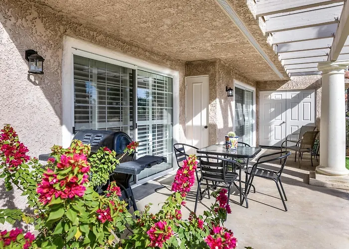 Cozy Ranch-Style Condo Palm Springs