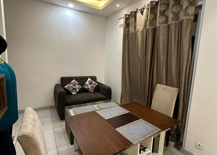 Cozy And Luxury Downtown Studio Noida