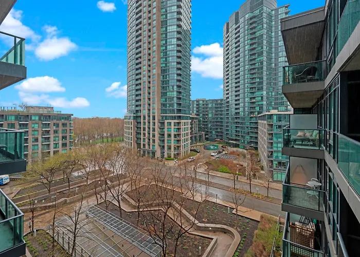 Superior 1Bd & Den Apartment With Balcony Toronto