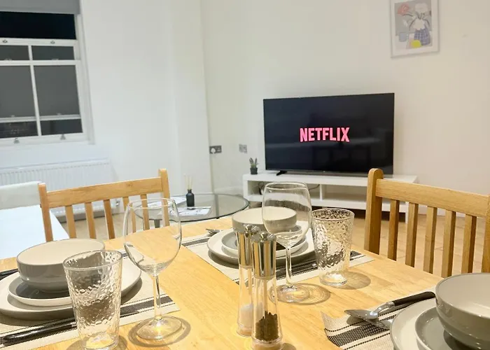 Luxury 2 Bed 2 Bath Apartment In Battersea - Sleeps 6 London