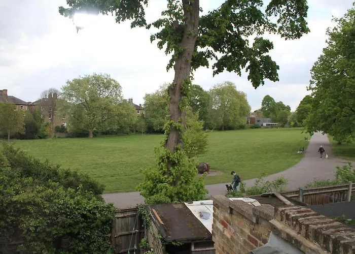 Arty Parkside Home & Garden 500M To Zone 2 Tube London