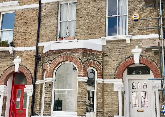 Arty Parkside Home & Garden 500M To Zone 2 Tube London