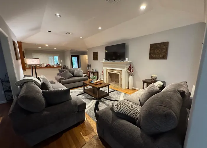 3 Bedroom Home In The Medical Center And Nrg Houston