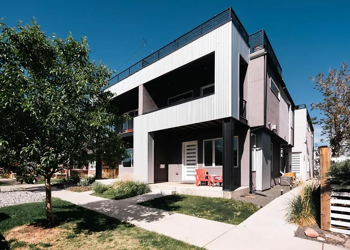 Modern Comfort W Mountain Views - Pet-Friendly Denver