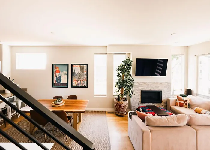 Modern Comfort W Mountain Views - Pet-Friendly Denver