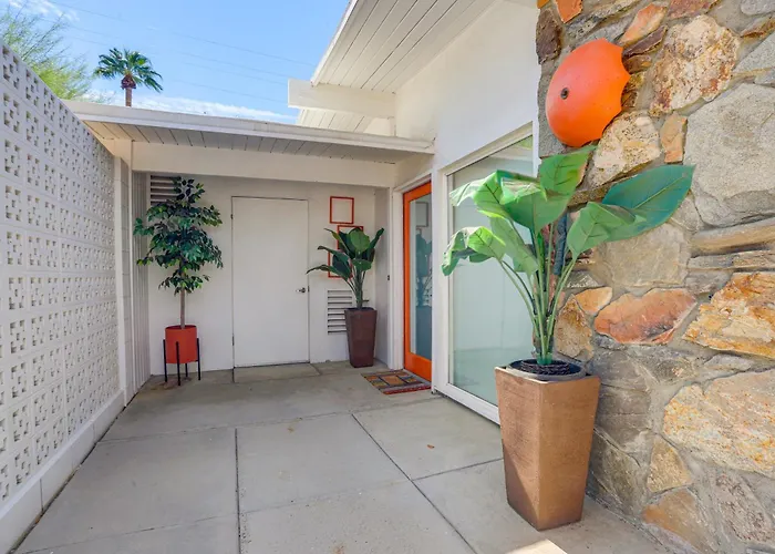 Home With Pool 1 Mi To Downtown Palm Springs!
