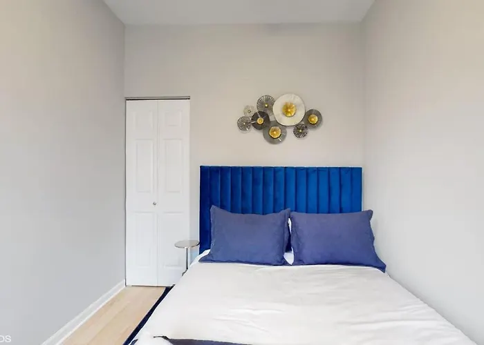 Bright & Chic Stay Near Medical District Chicago