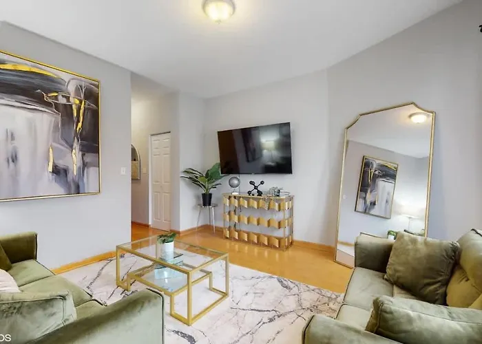 Bright & Chic Stay Near Medical District Chicago