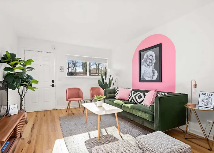 Relaxing Dolly Apartment On Music Row Nashville