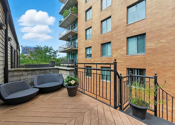 Spacious 3-Bed West Loop Townhouse, 1 Car Garage Chicago