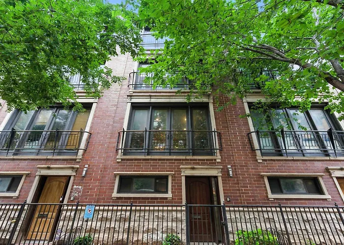 Spacious 3-Bed West Loop Townhouse, 1 Car Garage Chicago