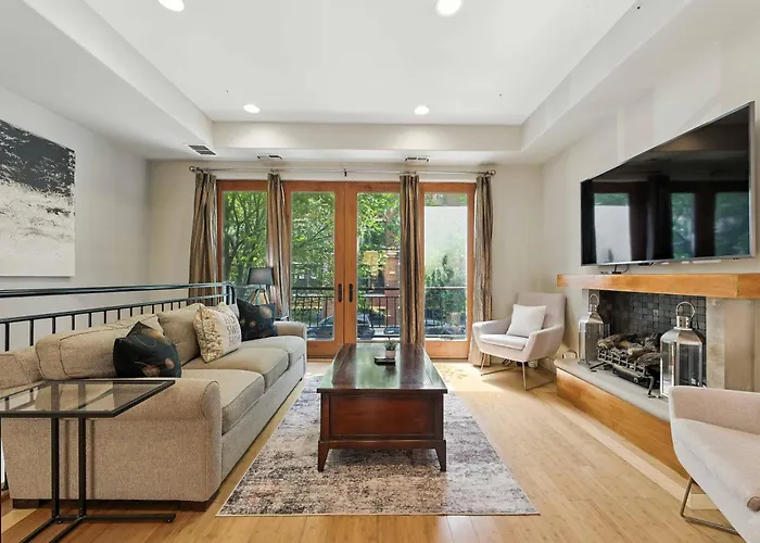 Spacious 3-Bed West Loop Townhouse, 1 Car Garage Chicago