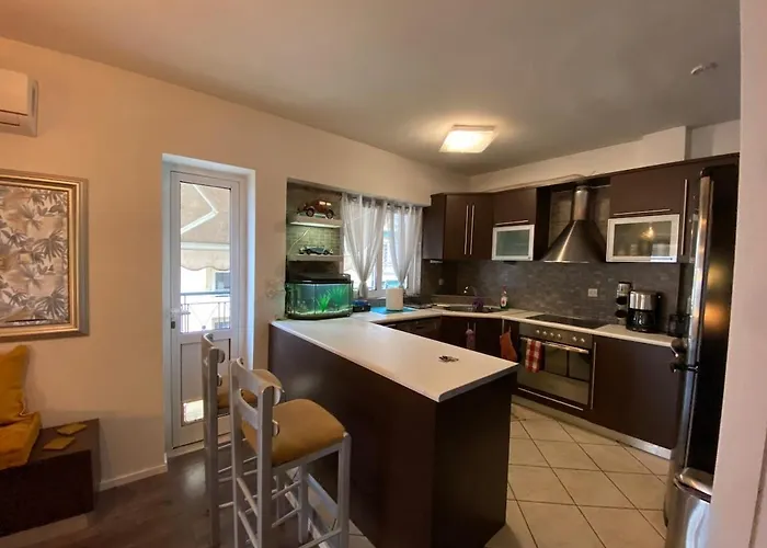 Top Floor Apt, View, 2Bd, Parking Athen