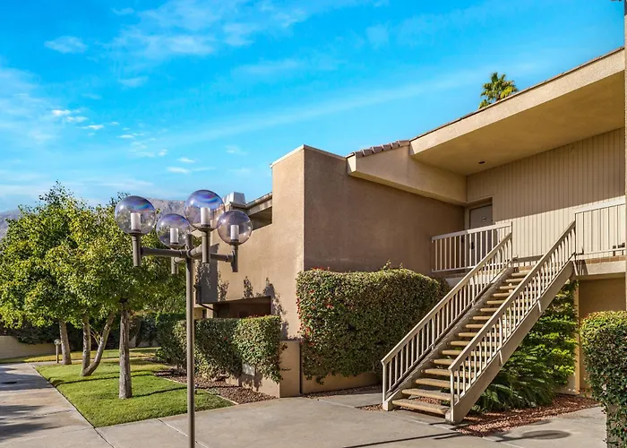 Classic Comfort In Central Ps Palm Springs