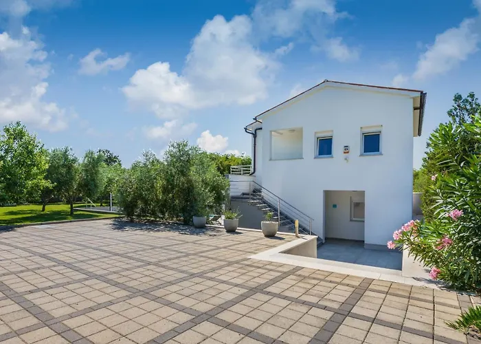 Vila Taste With Pool Next To The Sea Fažana