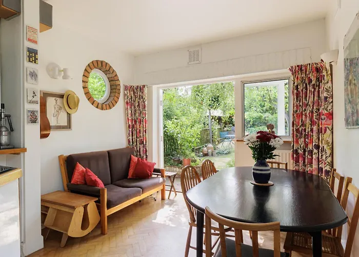 Ferienwohnung Bright 3Br House With Garden London