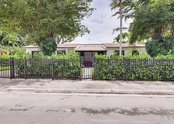 5 Mi To Beach: Group Getaway W/ Yard In Miami