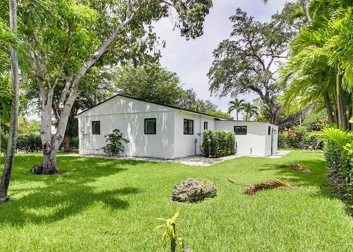5 Mi To Beach: Group Getaway W/ Yard In Miami